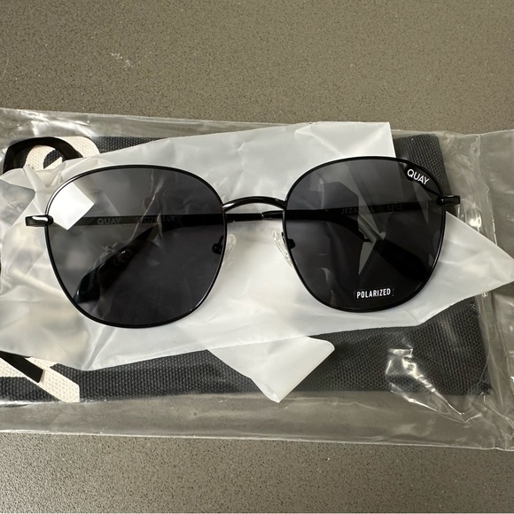 Quay Jezabell Sunglasses - Picture 1 of 3